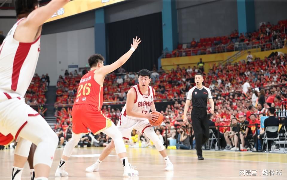 蜂鸟电竞官方-CBA四强出炉：卫冕冠军2-1逆转山西，胡金秋15分率队晋级